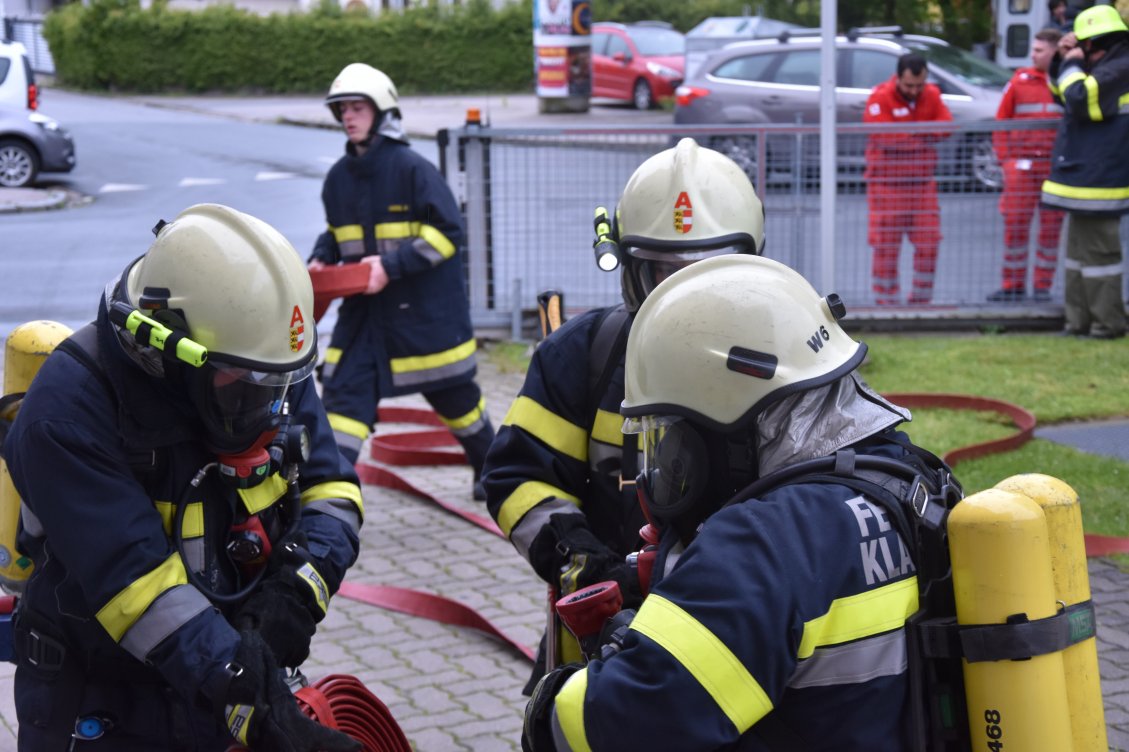 Großeinsatz im Schülerheim Aufbau der Leitung